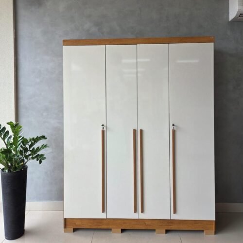 Guarda-Roupa Domus 4 portas com pés e chave - Cedro/Areia