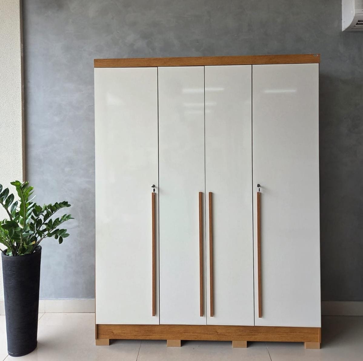 Guarda-Roupa Domus 4 portas com pés e chave - Cedro/Areia